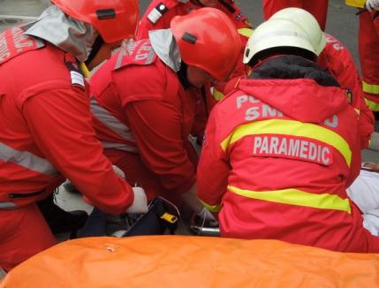 O maşină s-a izbit de un cap de pod la Salonta: O persoană a murit şi alte două, printre care şi un copil, au fost rănite!